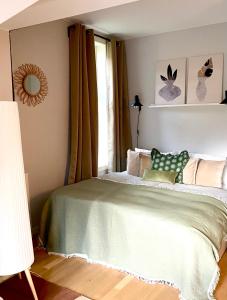 En eller flere senge i et værelse på Refined and Ultra-Central Apartment Studio