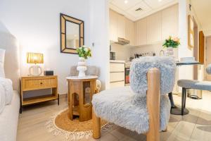 uma sala de estar com uma mesa e uma cozinha em Luxury Yas Island Studio with Private Balcony em Abu Dhabi