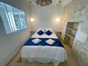 Ένα ή περισσότερα κρεβάτια σε δωμάτιο στο Domaine des Anes - Gite des Mûriers