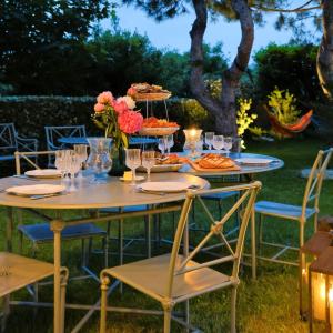 a table with wine glasses and flowers on it at La villa M Vannes, villa les pieds dans l'eau sur le port, avec grand jacuzzi in Vannes