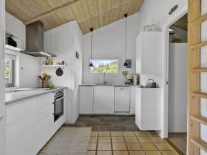 Kuchyň nebo kuchyňský kout v ubytování Holiday Home Gita - 2-2km from the sea by Interhome