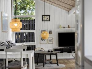 TV a/nebo společenská místnost v ubytování Holiday Home Gita - 2-2km from the sea by Interhome