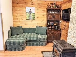 ハルラホフにあるHoliday Home Chaloupka U lesa by Interhomeのソファと椅子のあるリビングルーム +27枚の写真