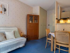 pokój z łóżkiem, stołem i kuchnią w obiekcie Studio Eugénie-4 by Interhome w Arcachon