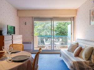 salon z kanapą i stołem w obiekcie Studio Eugénie-4 by Interhome w Arcachon