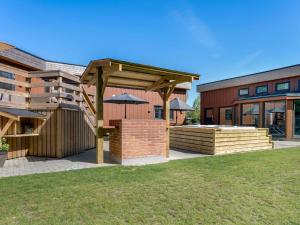 un patio con un padiglione in legno di fronte a un edificio di Holiday Home Rajna - 250m from the sea by Interhome a Gedser