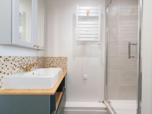 Ένα μπάνιο στο Apartment Le Grillon-2 by Interhome