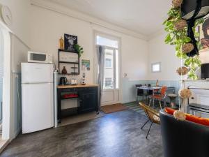 Η κουζίνα ή μικρή κουζίνα στο Apartment Le Grillon-2 by Interhome