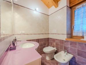 Koupelna v ubytování Holiday Home Picchio Primavera by Interhome