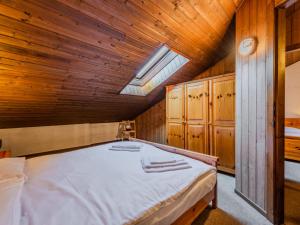 Ένα ή περισσότερα κρεβάτια σε δωμάτιο στο Apartment Mansarda al Doss by Interhome +17 φωτογραφίες
