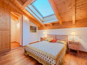 Ένα ή περισσότερα κρεβάτια σε δωμάτιο στο Apartment Picchio Autunno by Interhome