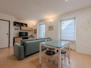 un soggiorno con un divano e un tavolo di vetro di Apartment Felicitahome by Interhome ad Arco Altre 32 foto