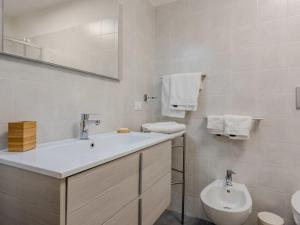 un bagno bianco con lavandino e WC di Apartment Felicitahome by Interhome ad Arco