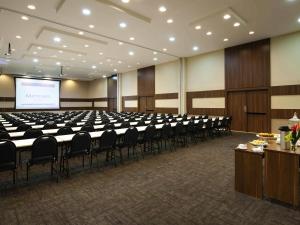 una sala de conferencias con una mesa grande y sillas en Mercure Rio de Janeiro Nova Iguaçu, en Nova Iguaçu 120 fotos más