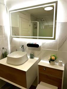 Ένα μπάνιο στο 2 Private Contractor-Friendly Rooms