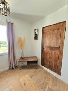 Habitación con puerta de madera y mesa. en Studio cosy à callas avec vue dégagée, en Callas