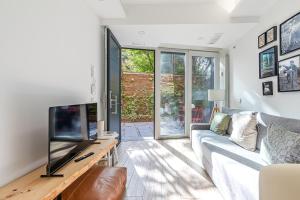a living room with a tv and a couch at Residencias Bernabéu in Madrid