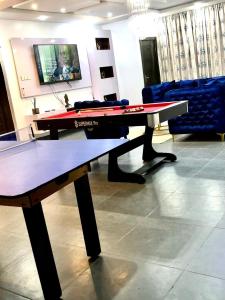 Μια τηλεόραση ή/και κέντρο ψυχαγωγίας στο Baels Suites