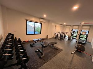 Fitness centrum a/nebo fitness zařízení v ubytování Seven-Eleven Inn 1BR Condo - Royal Oceancrest Mactan