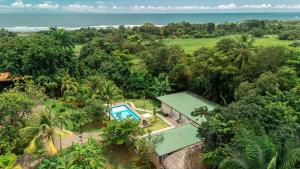 エステリリョスにあるVilla Maralaのプール付きの家の航空写真