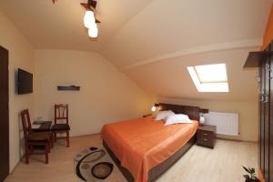 a bedroom with a bed and a desk and a window at Pensiunea Muresul in Târgu-Mureş