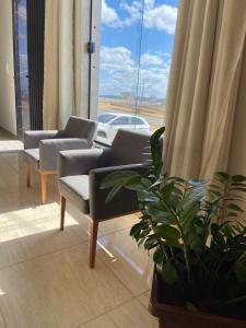 een wachtkamer met drie stoelen en een plant bij Hotel Imperial in Santa Cruz +8 foto's