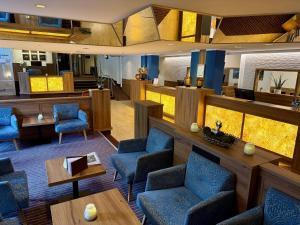 バートライヘンハルにあるAMBER HOTEL Bavaria Superiorの青い椅子・テーブルが置かれた病院待合室 +29枚の写真