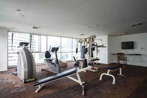 ein Fitnessstudio mit mehreren Laufbändern in einem Raum in der Unterkunft Harmony Living Condominium in Makkasan + 181 Fotos