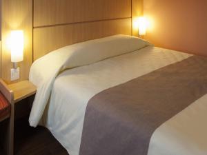 孔塔任宜必思康塔奇撒酒店的一间卧室配有一张大床,两盏灯 更多75张照片