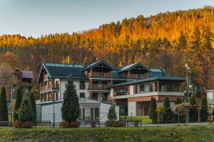 a large apartment building in front of a mountain at Szczawnica Park Resort & Spa in Szczawnica