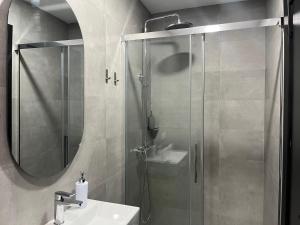 Un baño con ducha, lavabo y espejo. en Tres Olivos, en La Alberca 37 fotos más