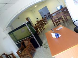 a room with a television and a table and chairs at Argyle Rock Bungalow in Hatton