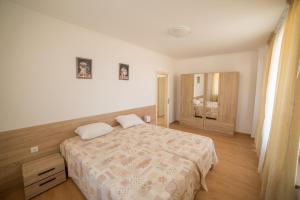 A bed or beds in a room at Villas in Complex Trakiyskiy Bryag