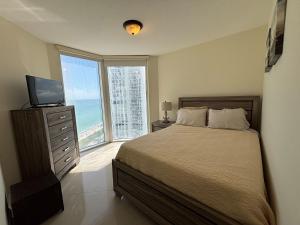 Postel nebo postele na pokoji v ubytování Luxurious 2BD Condo with Direct Ocean Views & Resort Pool in Sunny Isles + 74 fotografií