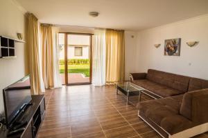 A television and/or entertainment centre at Villas in Complex Trakiyskiy Bryag