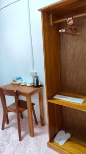a small wooden table with a telephone on it next to a shelf at Nowhere Siqujor Hostel in San Juan