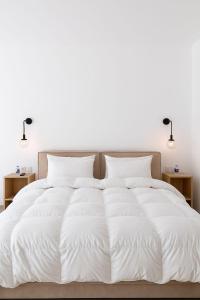 Ένα ή περισσότερα κρεβάτια σε δωμάτιο στο פסגת הגליל - סוויטות מדהימות לזוגות במושב מנות