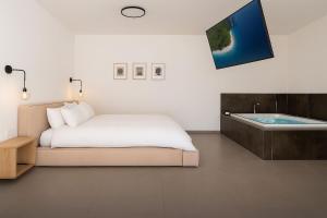 En eller flere senge i et værelse på פסגת הגליל - סוויטות מדהימות לזוגות במושב מנות