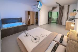 Μια τηλεόραση ή/και κέντρο ψυχαγωγίας στο פסגת הגליל - סוויטות מדהימות לזוגות במושב מנות