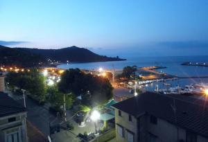 vista di una città di notte con un porto di Albergo Riccio a Marina di Camerota