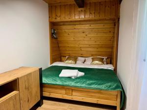a bedroom with a bed with a wooden headboard at Willa Widokowa - balia, sauna, basen, bilard in Międzybrodzie Bialskie +33 photos