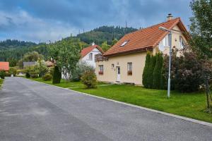 ベセノヴァにあるSGL Villa Vlaškyの赤屋根の白屋根