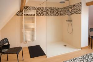 a room with a shower and a bed and a window at Les oiseaux de passage - chambre d hôtes, paisible in Gaillon