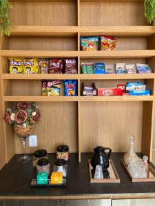 een plank gevuld met heel veel differentiëlesiatesiatesiatesiatesiatesktop bij Hotel Imperial in Santa Cruz