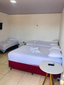 een slaapkamer met een groot bed en een tafel bij Hotel Imperial in Santa Cruz