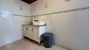 eine kleine Küche mit einem Mülleimer in einem Zimmer in der Unterkunft Secret Valley near Phuket Town in Kathu + 21 Fotos