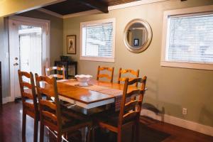 Un comedor con mesa y sillas de madera. en Riverbend Retreat A Wine Country Escape, en Healdsburg