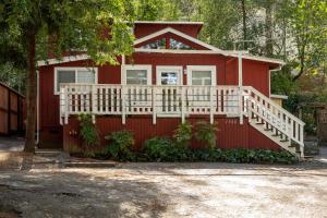Casa roja con porche blanco en Riverbend Retreat A Wine Country Escape, en Healdsburg