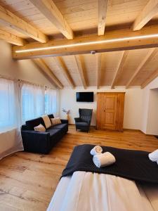 Una gran sala de estar con un sofá y una mesa. en Typically Swiss Hotel Ermitage, en Kandersteg 59 fotos más