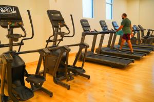 um homem andando em uma esteira em um ginásio em Luxury Yas Island Studio with Private Balcony em Abu Dhabi